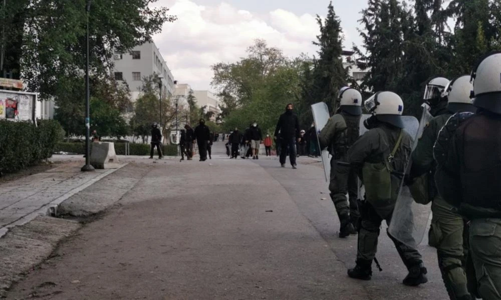 Θεσσαλονίκη: Επεισόδια έξω από το ΑΠΘ - Δυο ομάδες αντιεξουσιαστών σε σύγκρουση με δυνάμεις των ΜΑΤ (Βίντεο)